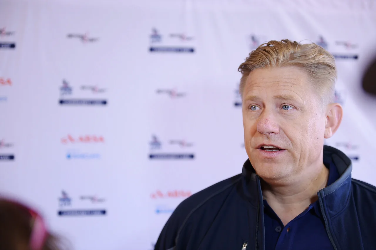 Daily Mail: Schmeichel hét lên 'Xóa bỏ VAR ngu ngốc này' khi VAR đánh giá bóng ném Sesko