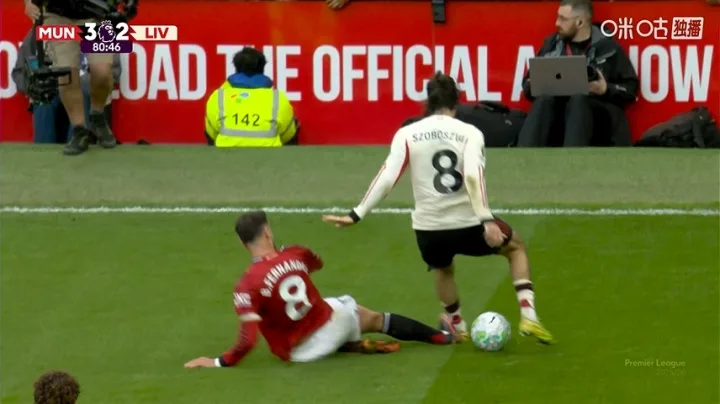 Bruno Fernandes nhận thẻ vàng sau pha vào bóng nguy hiểm với Szoboszlai