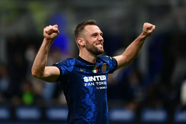 Schilla: Benfica và các CLB khác có ý định từ bỏ việc ký hợp đồng với De Vrij, trong khi Inter Milan Milan Milan đề xuất cắt giảm lương và gia hạn hợp đồng thêm 1 năm