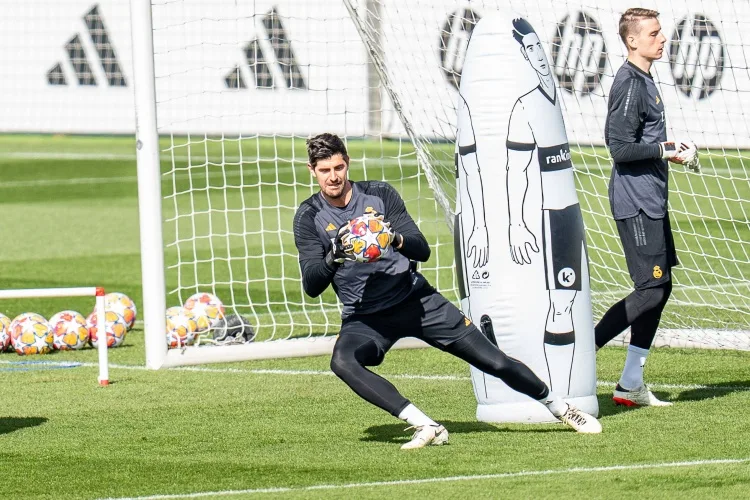 Courtois sẵn sàng đá El Clasico, Mbappe chờ kiểm tra thêm