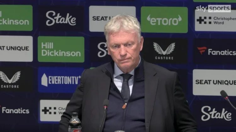 Luo Er bị ôm ném vào vòng cấm ghế B! Moyes: Đây không phải là phạt đền, giờ bạn có thể vật lộn trên sân