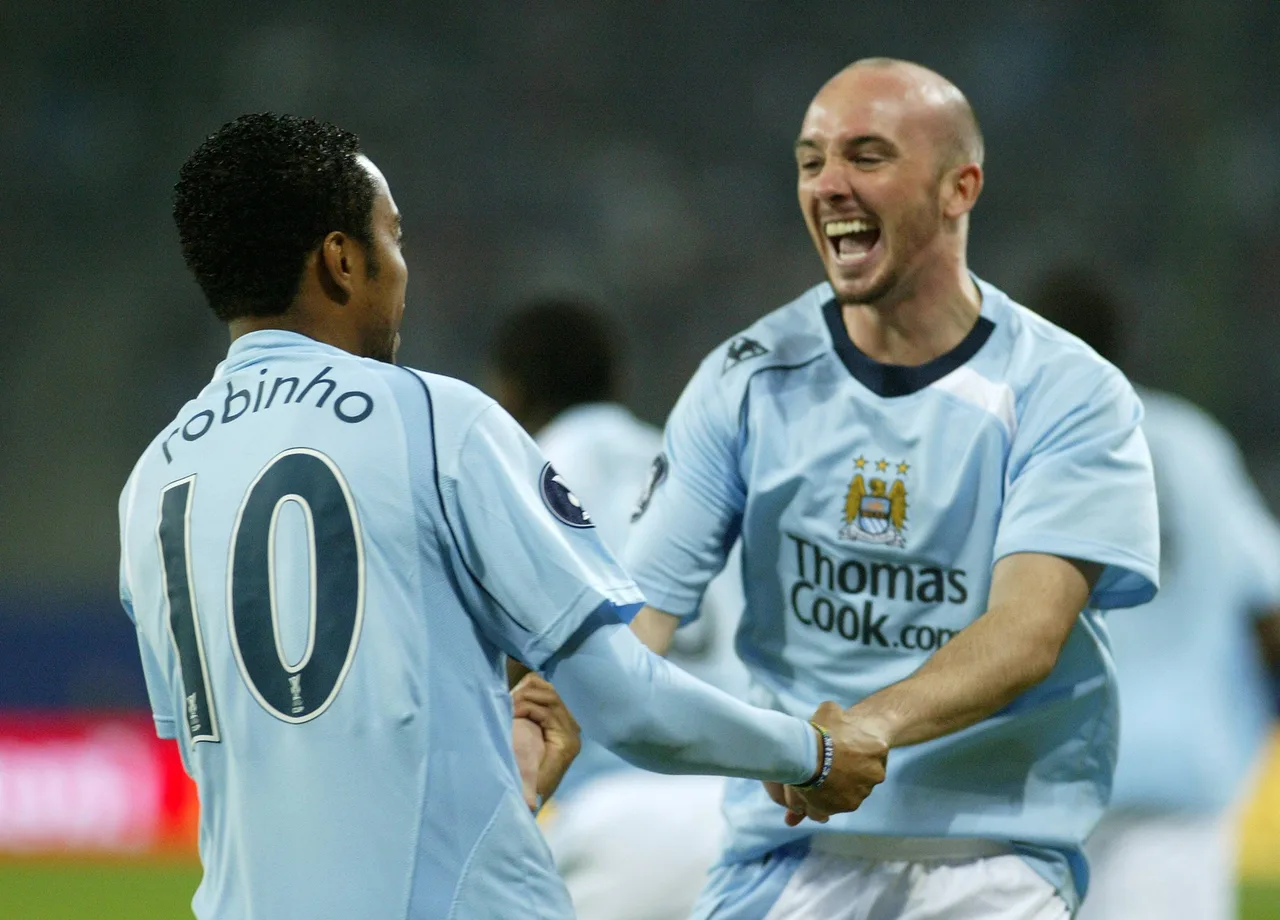 Cựu tiền vệ Man City Stephen Ireland chấn thương nặng, xe cứu thương vào sân và trận đấu phải dừng