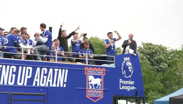 Marcelino Nunez châm chọc Norwich trong lễ diễu hành thăng hạng của Ipswich