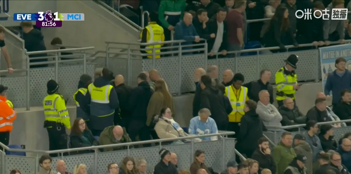 CĐV Man City bỏ về sớm rồi quay lại sau bàn rút ngắn của Haaland
