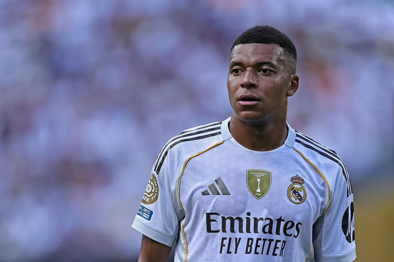 Phòng thay đồ Real Madrid không thể hiểu được Neymar và không hài lòng với việc anh đưa bạn gái đi nghỉ trong lúc đang dính chấn thương