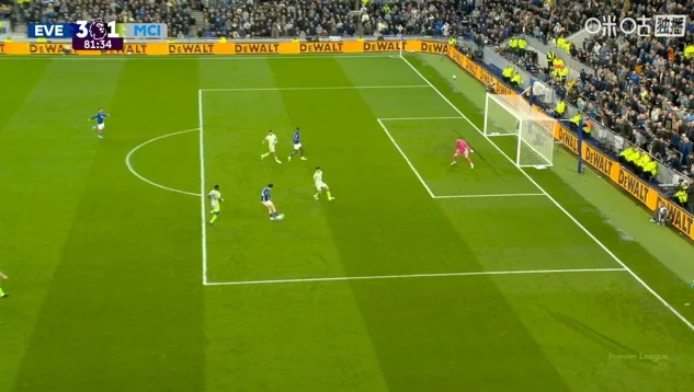 Barry lap cu dup, Everton day Man City vao the bam duoi