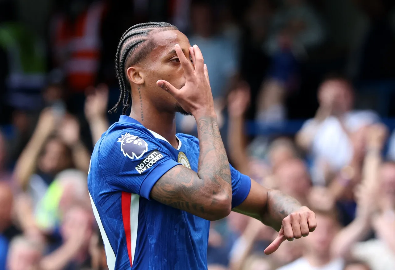 Trong mùa giải đầu tiên ở Premier League, Pedro ghi 15 bàn không phạt đền, trở thành cầu thủ thứ ba trong lịch sử The Blues