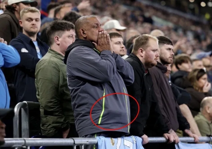 CĐV “Water Bottle Man” ôm mặt trên khán đài, Piers Morgan mỉa mai Man City sau trận hòa Everton