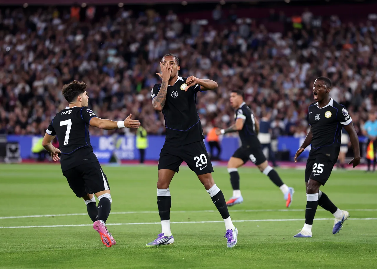 Pedro ghi bàn thắng thứ 15 tại Premier League mùa này, nhiều nhất trong số các cầu thủ không đá phạt đền.
