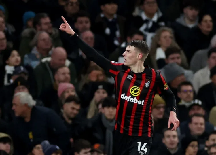 Sky: Mục tiêu ở hàng tiền vệ của Manchester United còn có Adams, Scott, M ​​Fee, Joan Armene và nhiều người khác