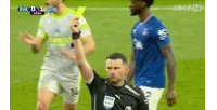 Michael Keane nhận thẻ vàng sau pha vào bóng thô bạo với Doku