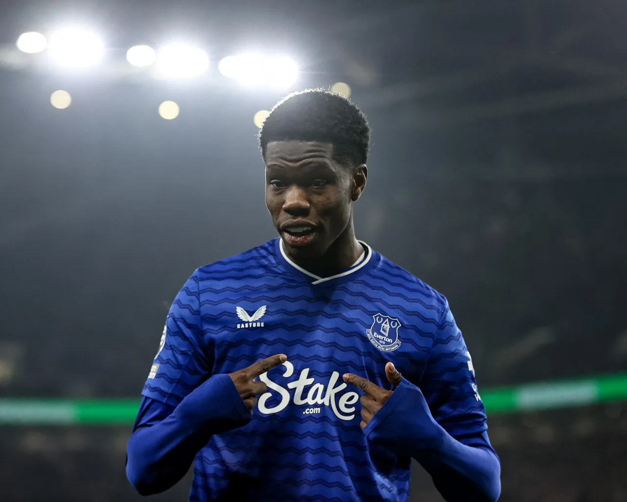 Thierno Barry thành cầu thủ Pháp thứ 7 lập cú đúp vào lưới Man City ở Premier League
