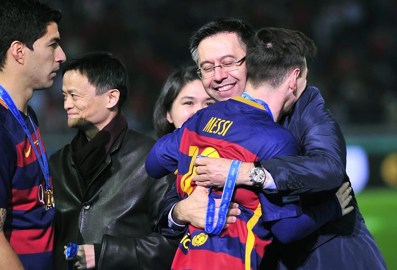 Bartomeu cho biết năm đó có đội sẵn sàng chào Messi 400 triệu euro nên quyết định gia hạn hợp đồng