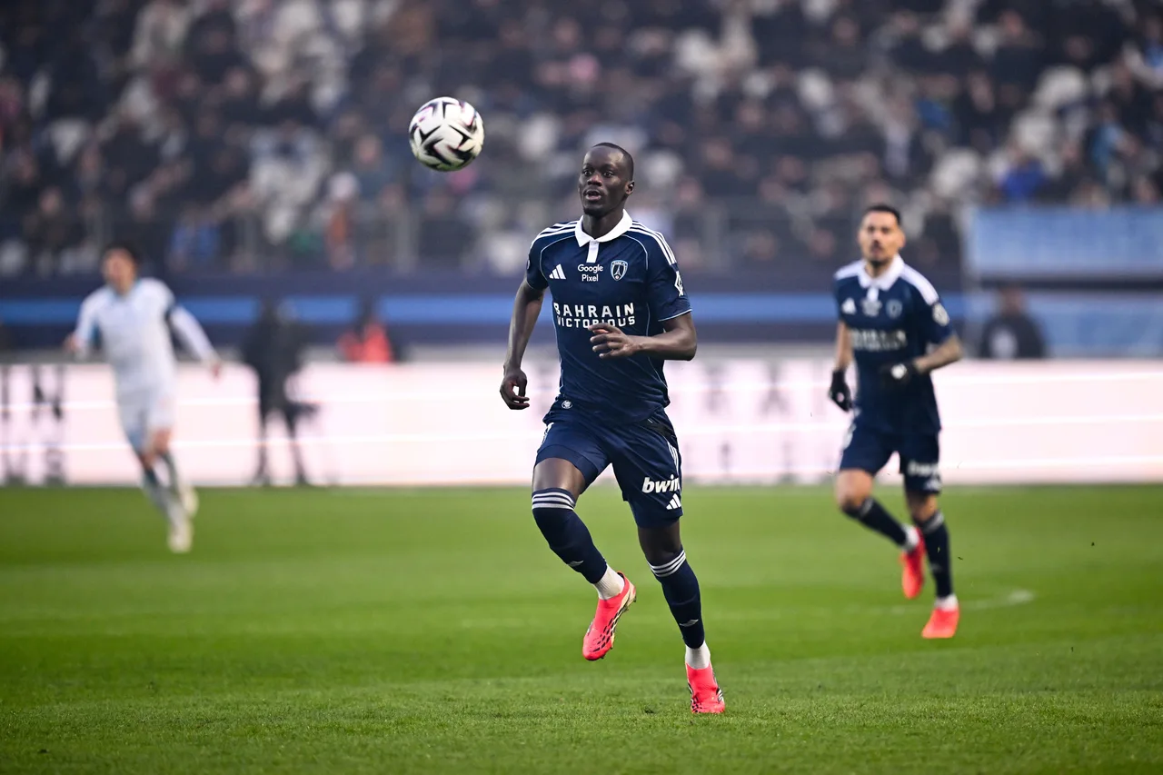 Liverpool và nhiều CLB Anh theo sát trung vệ Mustapha Mbow