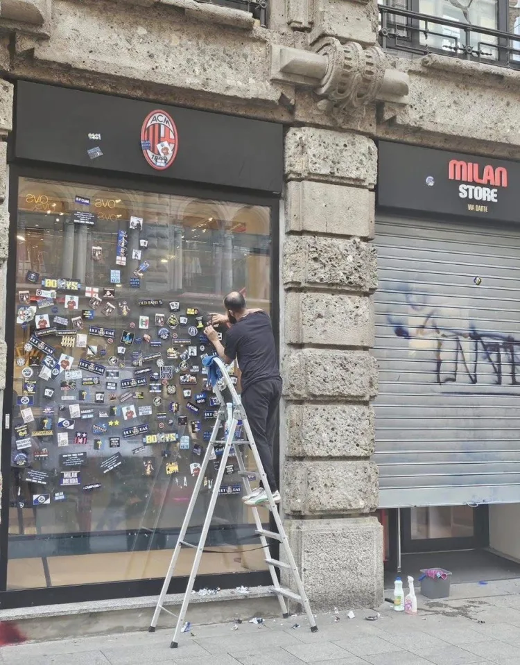 Cửa kính cửa hàng AC Milan bị dán kín sticker mừng scudetto của Inter