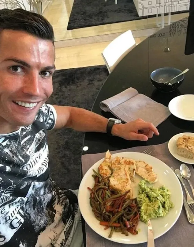 Cựu đầu bếp Manchester United: Cristiano Ronaldo sẽ ăn món trứng tráng với 5 quả trứng cho bữa sáng, không thêm dầu, muối hay hạt tiêu