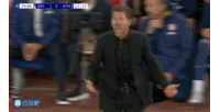 Một lạnh và một nóng! Simeone liên tục vẫy tay động viên toàn đội, trong khi Arteta hạ tay ra hiệu bình tĩnh