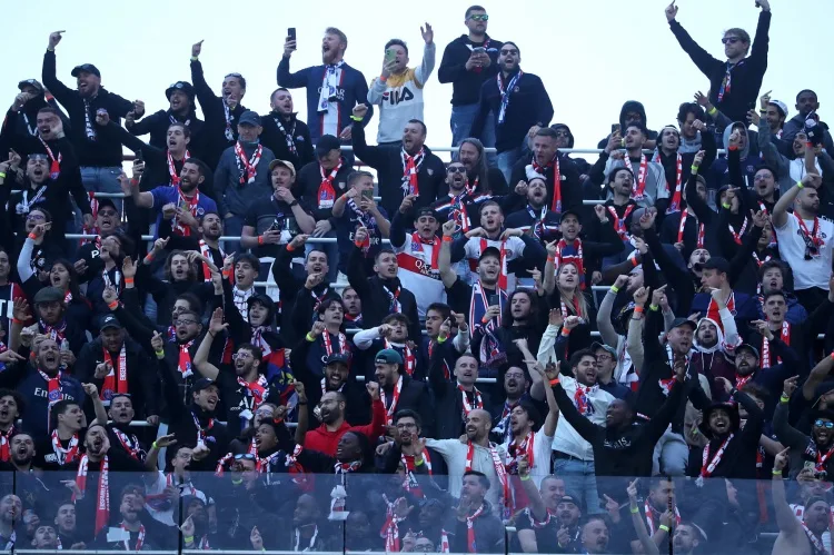 Báo Pháp: PSG có 3.700 người hâm mộ đi cùng đội và một số người hâm mộ cuồng nhiệt đã từ bỏ việc đi du lịch và quyết định ở lại trận chung kết