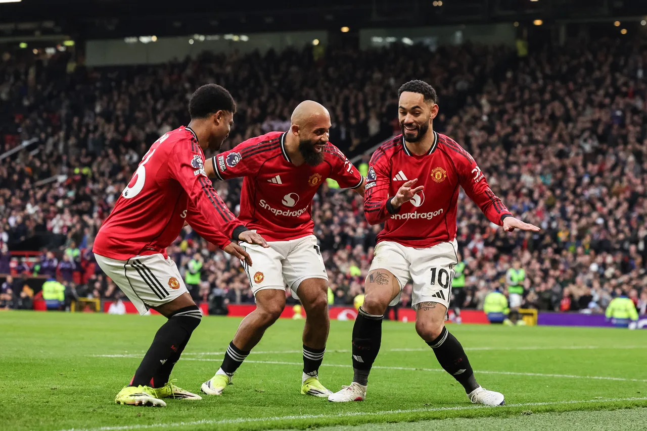 TA: Manchester United đang đàm phán để tài trợ đồng phục tập luyện hơn 18 triệu bảng, và vẫn đang đàm phán về tài trợ tay áo