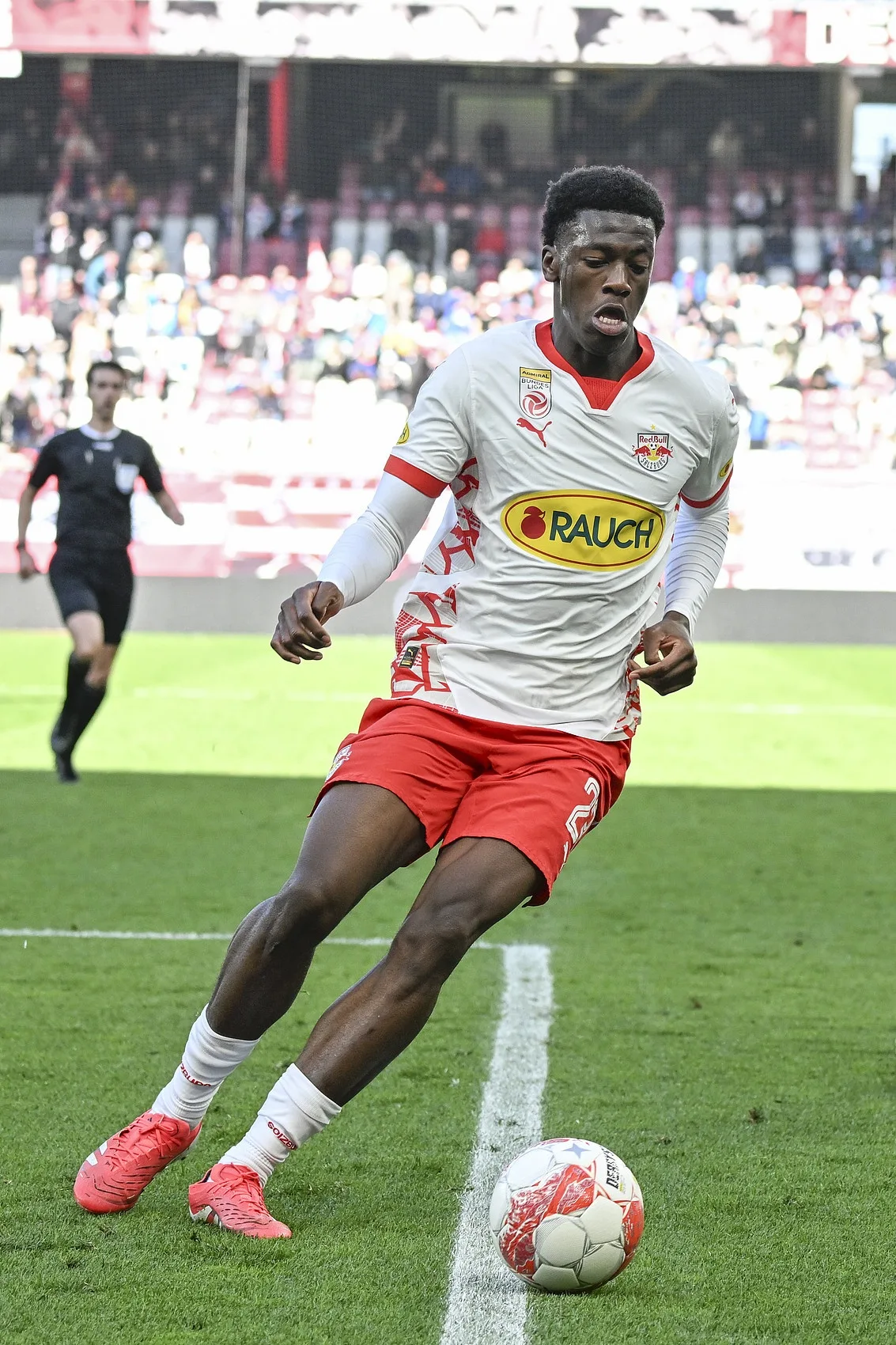 Truyền thông Pháp: Dortmund sắp chiêu mộ trung vệ 19 tuổi Gadu của Salzburg, giá chuyển nhượng khoảng 20 triệu euro