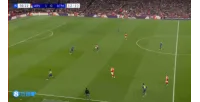 Saliba mắc lỗi trả lại đường chuyền khiến Simeone ngã xuống đất trong vòng cấm. VAR xác nhận đó không phải là quả đá phạt đền