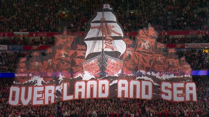 Dù núi hay biển, chúng tôi sẽ luôn theo bạn! Cổ động viên Arsenal khoe thuyền buồm khổng lồ TIFO