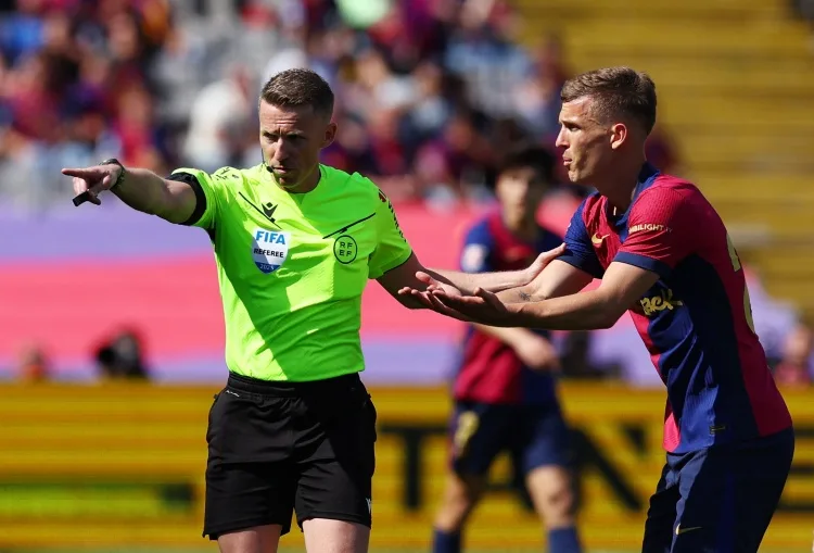 ABC: Hernandez sẽ bắt chính trận derby quốc gia. Trước đó, ông bắt chính trận derby với Barcelona với 2 trận thắng, 2 trận hòa và 1 trận thua.