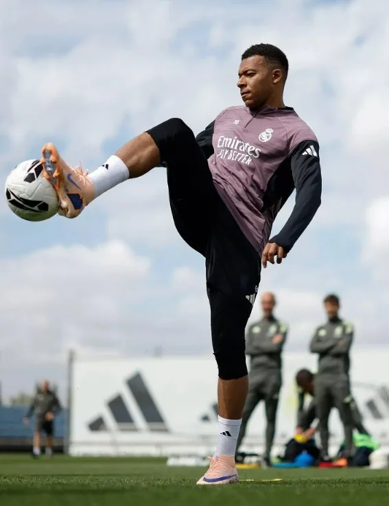 Chính thức: Hôm nay Real Madrid tiếp tục tập luyện để chuẩn bị cho El Clasico, còn Mbappé đã hoàn thành một số buổi tập chung