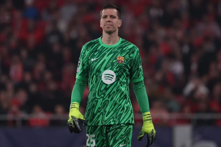 Hàng ngày: Szczesny đã đưa ra quyết định về tương lai của mình và sẽ ở lại Barcelona thêm một năm nữa