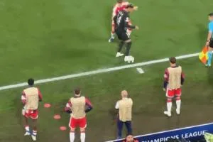 Doue phô diễn kỹ thuật, liên tiếp vượt qua Kimmich và Dias chỉ trong vài giây