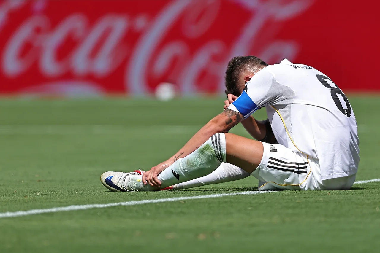 Phóng viên: Ngay cả Mourinho cũng không thể giải quyết được mâu thuẫn nội bộ ở Real Madrid. Chỉ có Lafayette mới có thể giải quyết nó bằng những biện pháp tàn nhẫn.