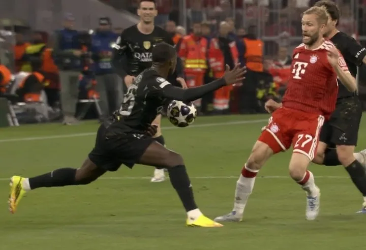 Bayern phản ứng dữ dội khi Nuno Mendes thoát thẻ ở tình huống chạm tay