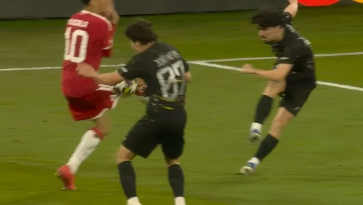 Bayern đòi phạt đền khi bóng chạm tay Joao Neves nhưng trọng tài im lặng