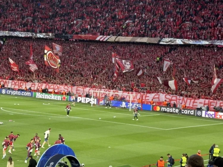CĐV Bayern đáp trả TIFO Napoleon của PSG bằng thông điệp về đảo Saint Helena
