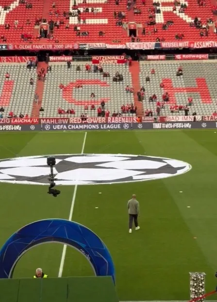 Phóng viên: Kompany vào sân đầu tiên khi Bayern khởi động và được CĐV nhà chào đón nồng nhiệt