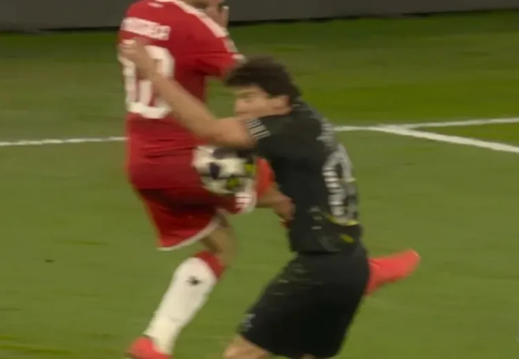 Ballack: Trước khi trọng tài biên căng cờ, trọng tài đã thổi phạt việt vị trước. Điều này hoàn toàn trái với quy định.