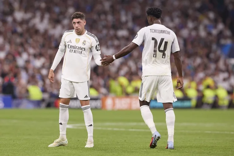 L'Equipe: Valverde từ chối bắt tay và cuộc cãi vã ngày càng leo thang. Joan Armene tát và đẩy 82 ra xa khiến anh ta đập bàn