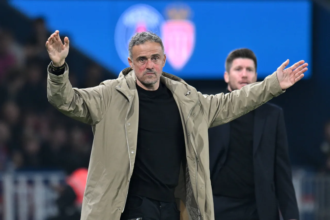 Luis Enrique: Tôi đưa lương tháng đầu tiên cho bố mẹ