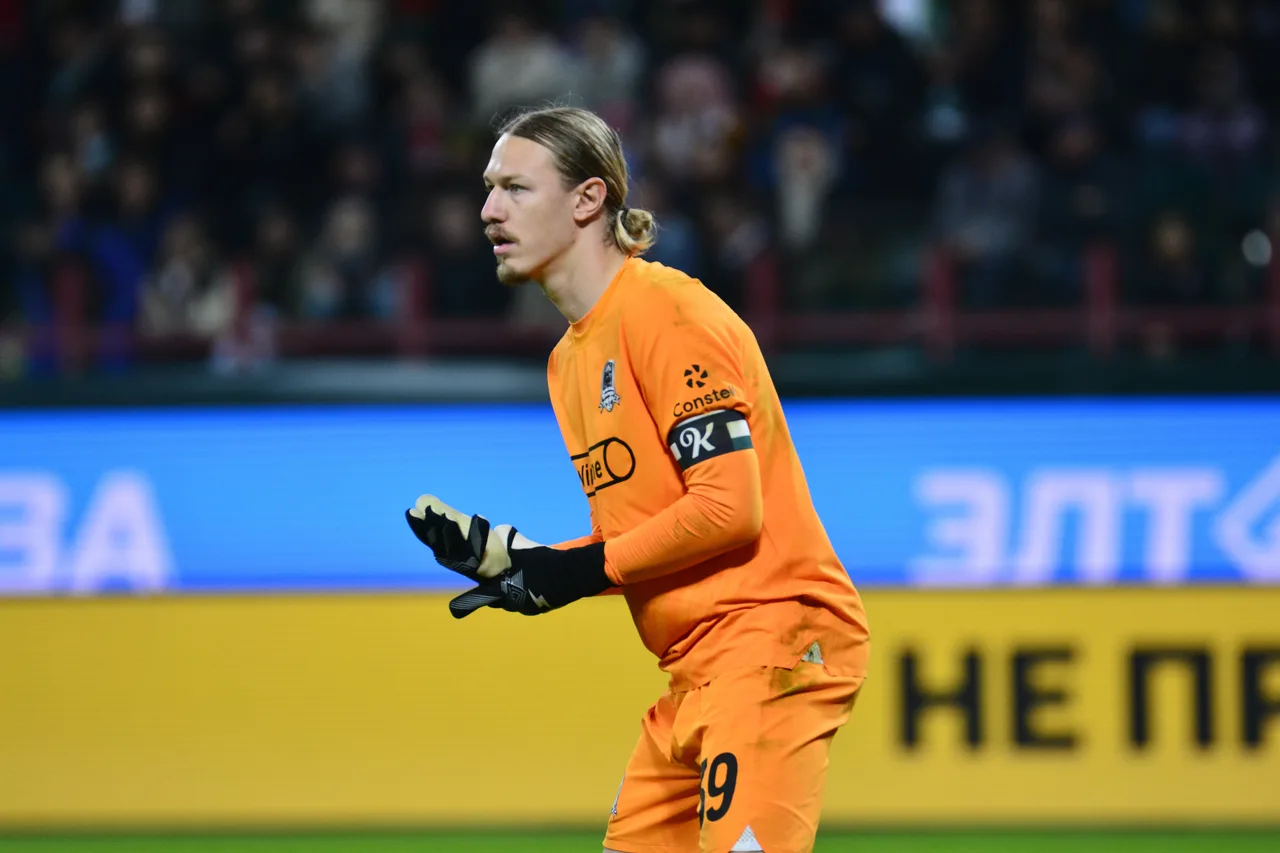 Safonov nhiều lần đưa bóng ra ngoài biên có thể là chiến thuật của PSG để hạn chế Olise