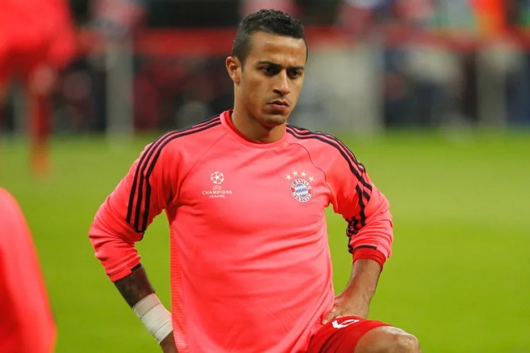 Oliver Kahn: Doi hinh Bayern qua mong, tuyen giua dang thieu mot mau cau thu nhu Thiago