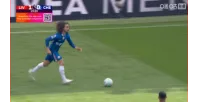 Caicedo lại mở ra cơ hội cho Chelsea nhưng Cucurella khống chế hỏng