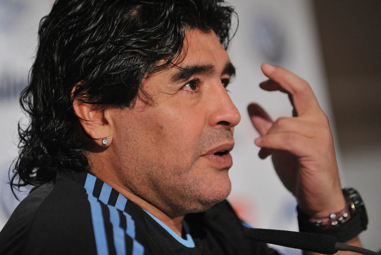 Bác sĩ pháp y: Thi thể Maradona bị tràn dịch màng phổi hai bên và phù nề toàn thân. Người ta ước tính anh ta đã phải chịu đựng khoảng 12 giờ