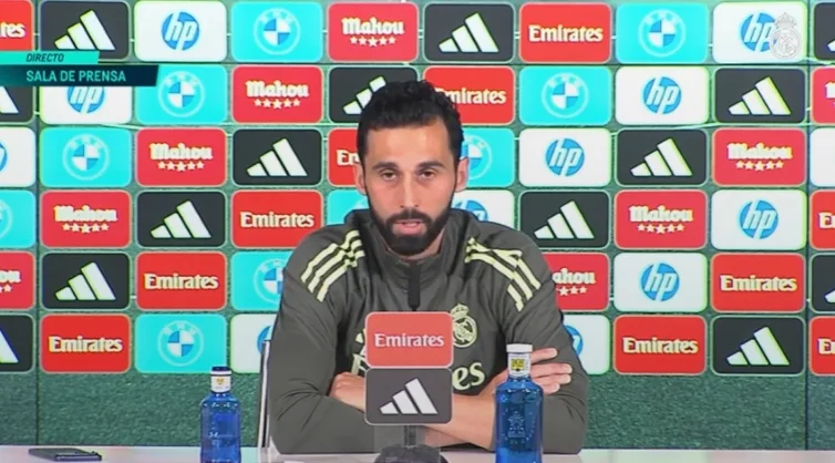 Lần đầu tiên thấy thành viên trong nhóm đánh nhau? Arbeloa: Trước đây, một đồng đội đã dùng gậy đánh gôn đánh đồng đội khác