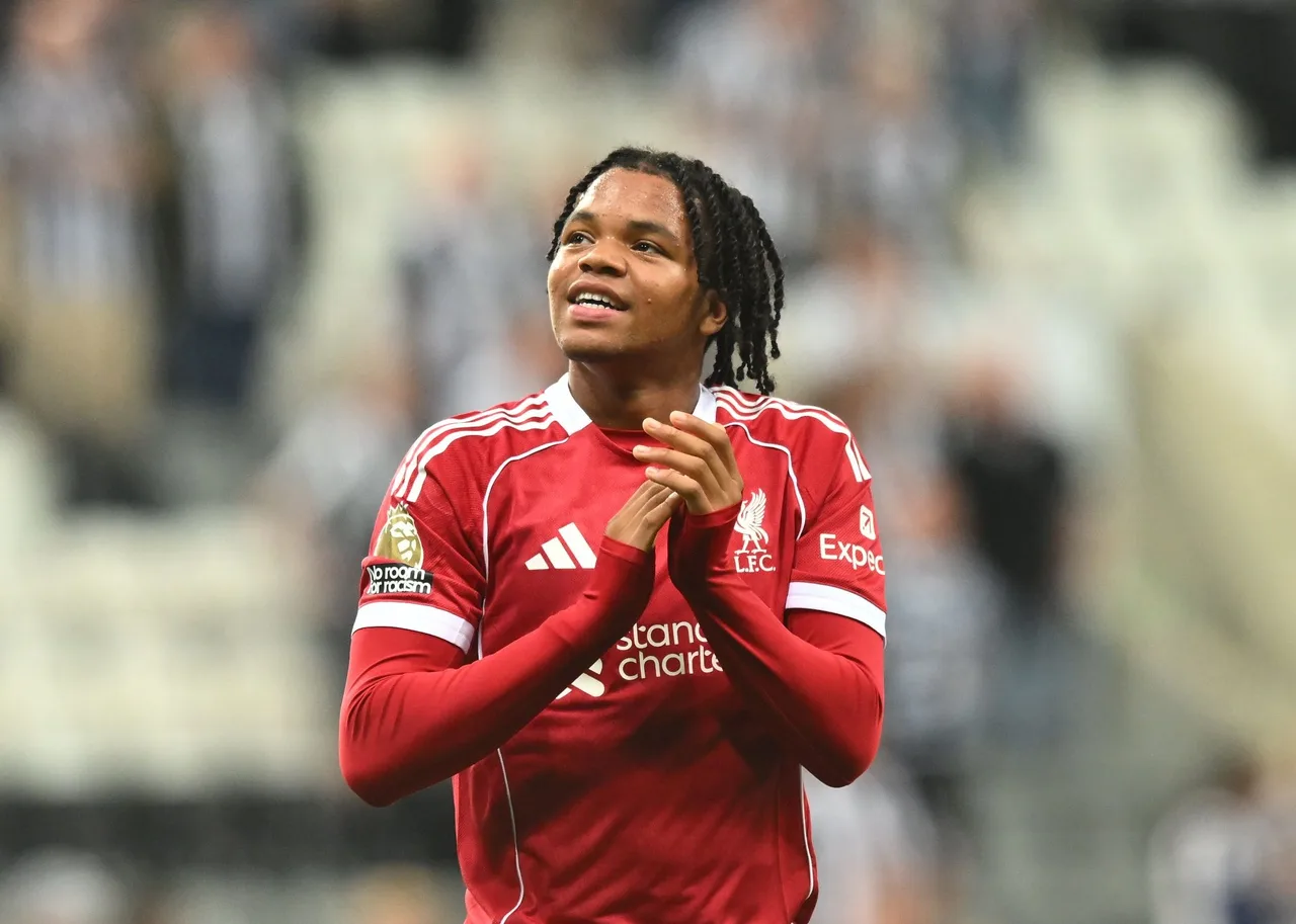 Ngumoha đã chơi các trận 17 Premier League cho Liverpool trước khi anh ấy 2 tuổi và lịch sử đội bóng của anh ấy chỉ đứng sau Owen