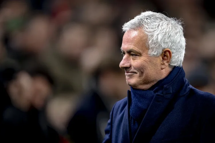 Florentino từng trao thêm quyền cho Mourinho, nhưng tình hình trở nên tồi tệ đến mức những người chỉ trích đang nhắm tới Mourinho