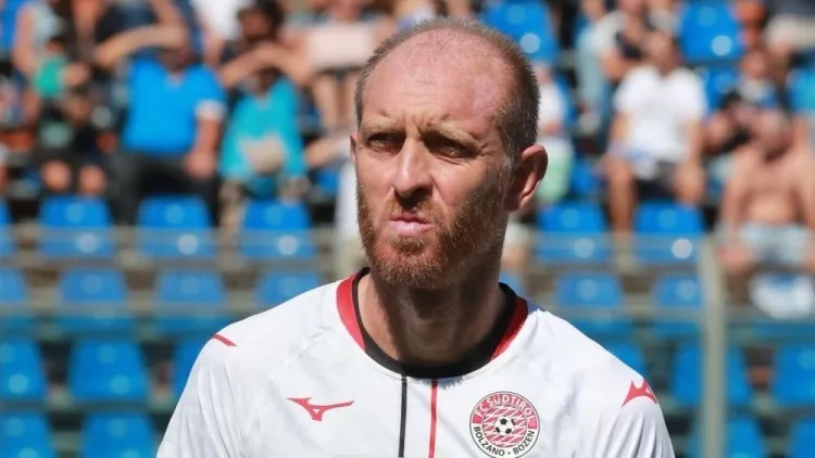 40 Hậu vệ 2 tuổi người Ý Masiello tuyên bố giải nghệ. Anh từng chơi cho Juventus và Atalanta