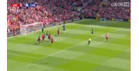 Van Dijk vô-lê vọt xà sau quả tạt cầu vồng của Szoboszlai