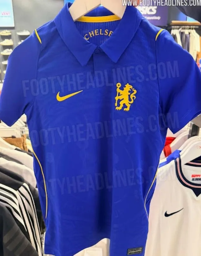 Hình ảnh thực tế áo đấu sân nhà của Chelsea mùa giải tới: biểu tượng đội bóng màu tối ở mặt trước, dòng chữ Chelsea trên cổ áo
