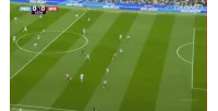 Cú đẩy của Igor Thiago bị Donnarumma cản phá, Guey là người đầu tiên phá bóng ra ngoài vạch cuối sân