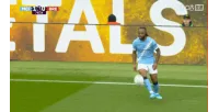 Một tia cảm hứng! Haaland giằng co trong vòng cấm và dùng gót chân đánh bóng. Chú ong nhỏ 2-0 của Manchester City